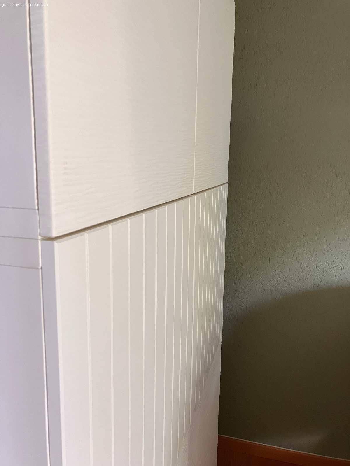 Ikea Besta Korpusse mit Türen in weiss. Verschenke 3 Besta Doppel-Korpusse inklusive Türen. Sie sind zusammengeschraubt und haben 5 weisse Füsse. Einzeln haben sie die Masse LBH 120x40x64.
Die 4 Laxviken Türen und die Korpusse sind schon etwas älter und haben leichte Gebrauchsspuren. Die zwei mittleren Türen wurden vor drei Monaten gekauft.
Müssen für den Transport selbst abgebaut/ auseinander geschraubt werden.