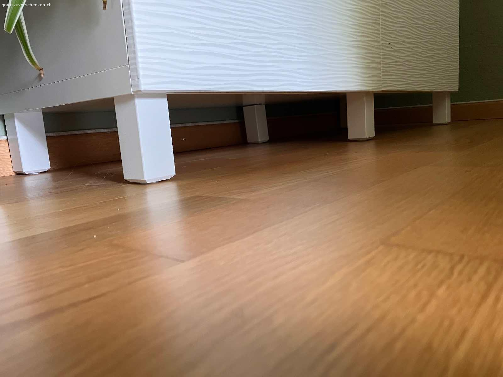 Ikea Besta Korpusse mit Türen in weiss. Verschenke 3 Besta Doppel-Korpusse inklusive Türen. Sie sind zusammengeschraubt und haben 5 weisse Füsse. Einzeln haben sie die Masse LBH 120x40x64.
Die 4 Laxviken Türen und die Korpusse sind schon etwas älter und haben leichte Gebrauchsspuren. Die zwei mittleren Türen wurden vor drei Monaten gekauft.
Müssen für den Transport selbst abgebaut/ auseinander geschraubt werden.