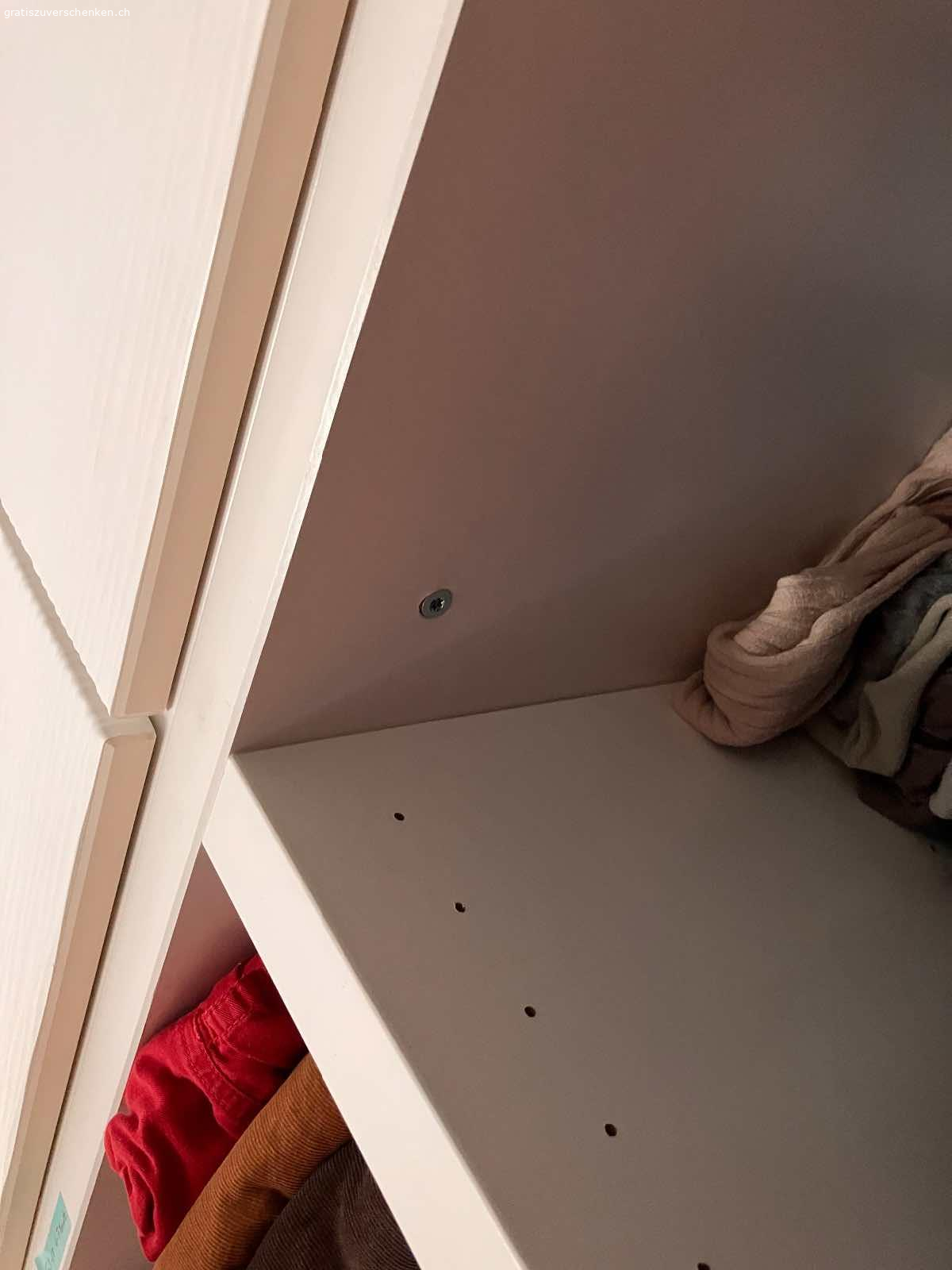 Ikea Besta Korpusse mit Türen in weiss. Verschenke 3 Besta Doppel-Korpusse inklusive Türen. Sie sind zusammengeschraubt und haben 5 weisse Füsse. Einzeln haben sie die Masse LBH 120x40x64.
Die 4 Laxviken Türen und die Korpusse sind schon etwas älter und haben leichte Gebrauchsspuren. Die zwei mittleren Türen wurden vor drei Monaten gekauft.
Müssen für den Transport selbst abgebaut/ auseinander geschraubt werden.