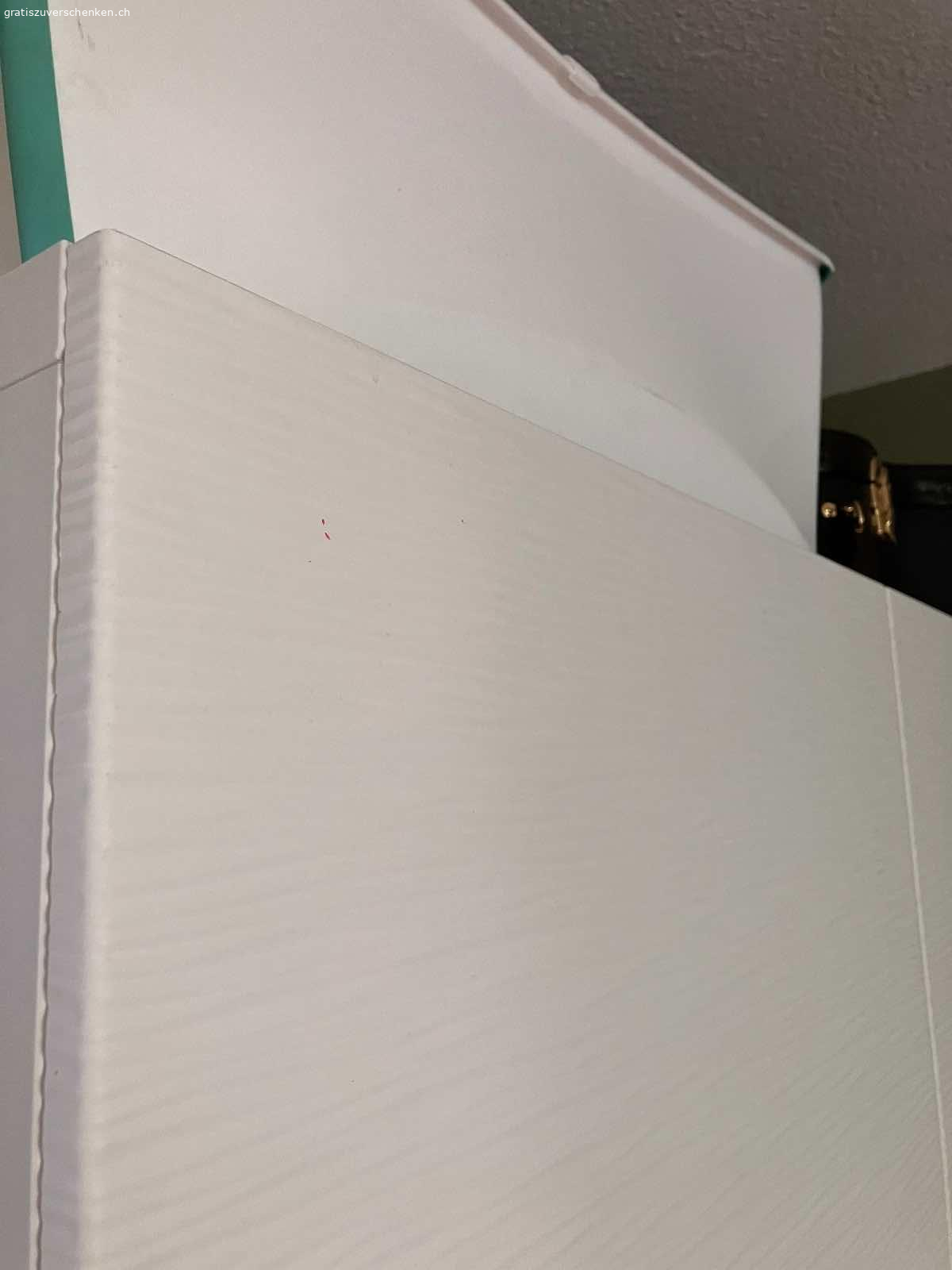 Ikea Besta Korpusse mit Türen in weiss. Verschenke 3 Besta Doppel-Korpusse inklusive Türen. Sie sind zusammengeschraubt und haben 5 weisse Füsse. Einzeln haben sie die Masse LBH 120x40x64.
Die 4 Laxviken Türen und die Korpusse sind schon etwas älter und haben leichte Gebrauchsspuren. Die zwei mittleren Türen wurden vor drei Monaten gekauft.
Müssen für den Transport selbst abgebaut/ auseinander geschraubt werden.