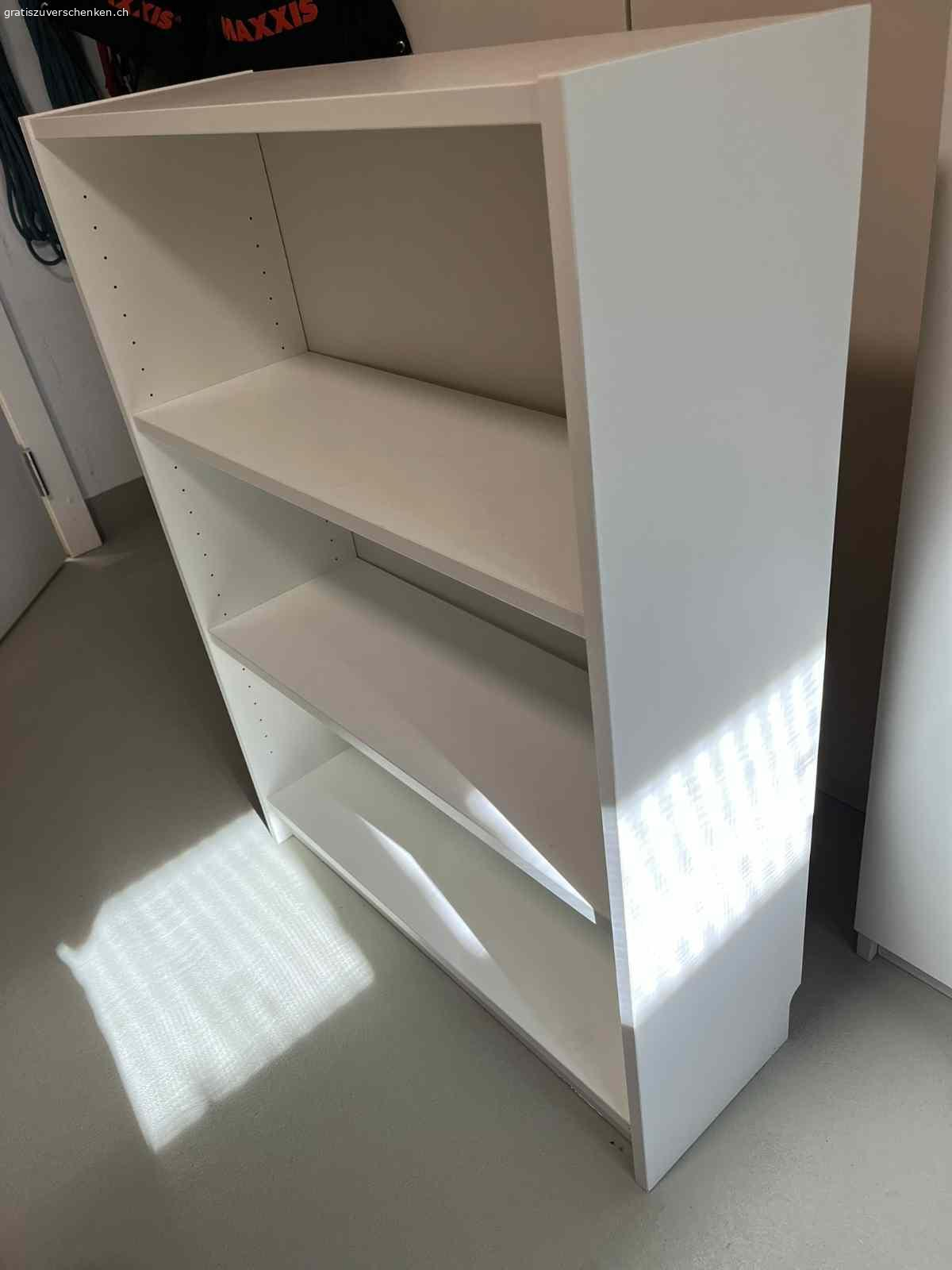 IKEA Billy Regal 80x106x28 cm. IKEA Billy Regal
neuwertig, weiss, keinerlei Beschädigungen
Masse: 80x106x28 
2 Böden 
Ideal für Bücher,  Schuhe usw.