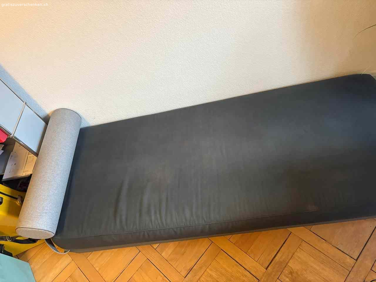 IKEA Day bed. Ältere IKEA Chaiselongue/Day bed zu verschenken. Möbel noch gut im Schuss, Matratze fest und hängt nicht durch. Der Stoff ist leicht ausgebleicht und hat ein paar Flecken. Der Überzug lässt sich dank Reissverschluss abnehmen und problemlos in der Waschmaschine neu einfärben. Exklusiv Nackenrolle.

Masse: Länge 200cm, Breite 80cm, Höhe 40cm

Abholung 8008 ZH