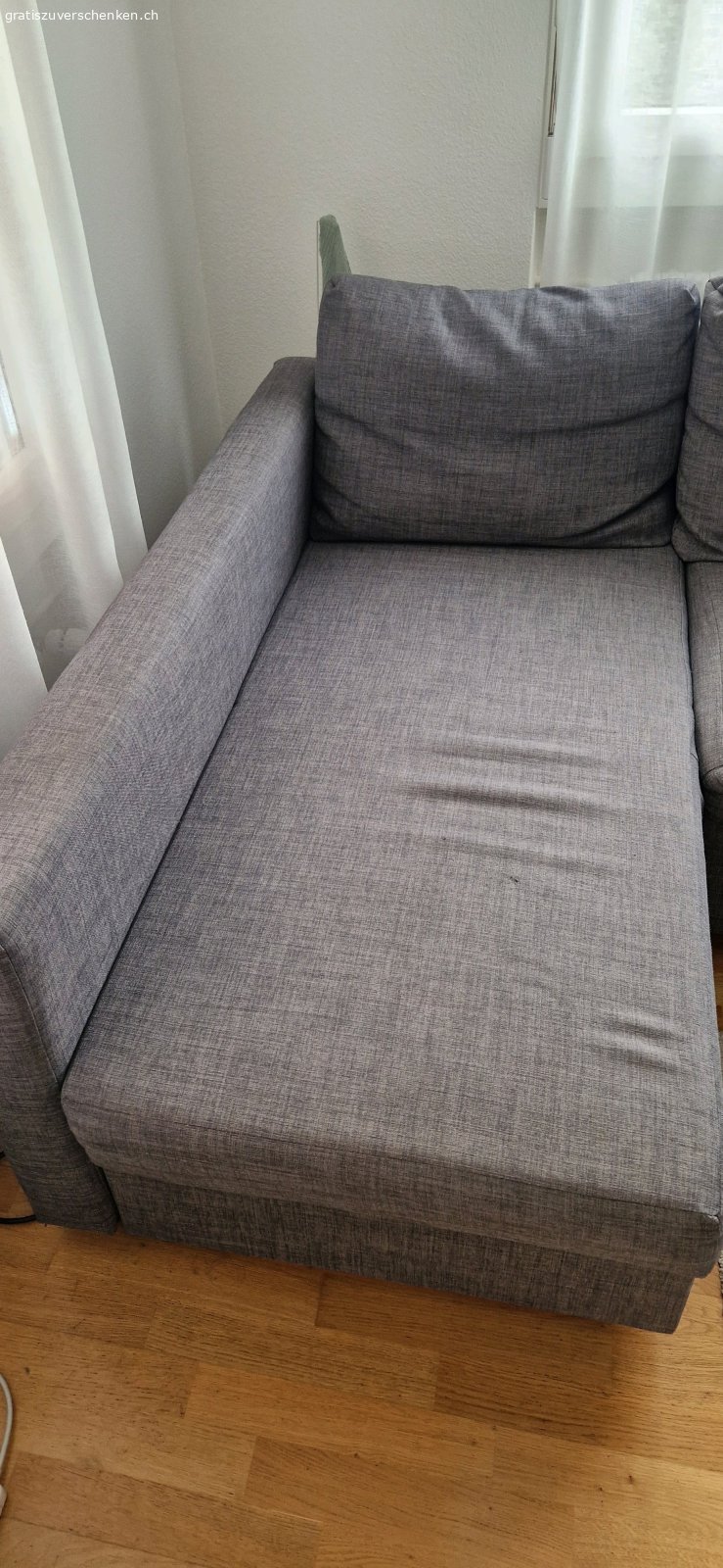 IKEA FRIHETEN Bettsofa. Das Sofa mit Recamiere lässt sich superschnell in ein Bett verwandeln.

Es ist schon ordentlich gebraucht, erfüllt aber noch seinenZweck. Es hat einen ganz kleinen Riss (ca. 4 mm, siehe Foto).
Einmal schamponieren könnte nicht schaden und dann hat man hat ein praktisches Schlafsofa.

Ich kann beim Auseinanderbau und Tragen helfen.

Besichtigung und Abholung in 6022 Grosswangen.