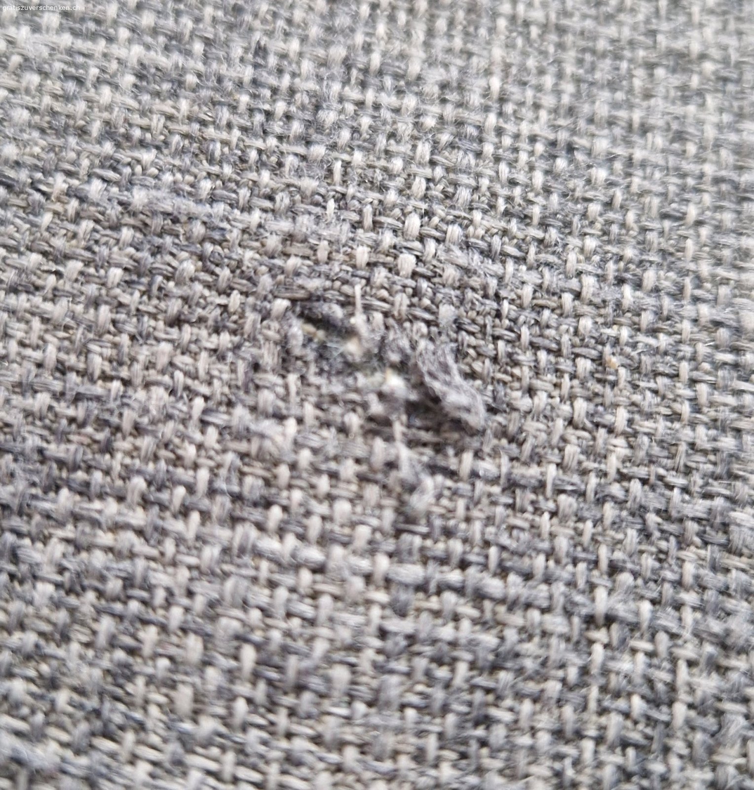 IKEA FRIHETEN Bettsofa. Das Sofa mit Recamiere lässt sich superschnell in ein Bett verwandeln.

Es ist schon ordentlich gebraucht, erfüllt aber noch seinenZweck. Es hat einen ganz kleinen Riss (ca. 4 mm, siehe Foto).
Einmal schamponieren könnte nicht schaden und dann hat man hat ein praktisches Schlafsofa.

Ich kann beim Auseinanderbau und Tragen helfen.

Besichtigung und Abholung in 6022 Grosswangen.