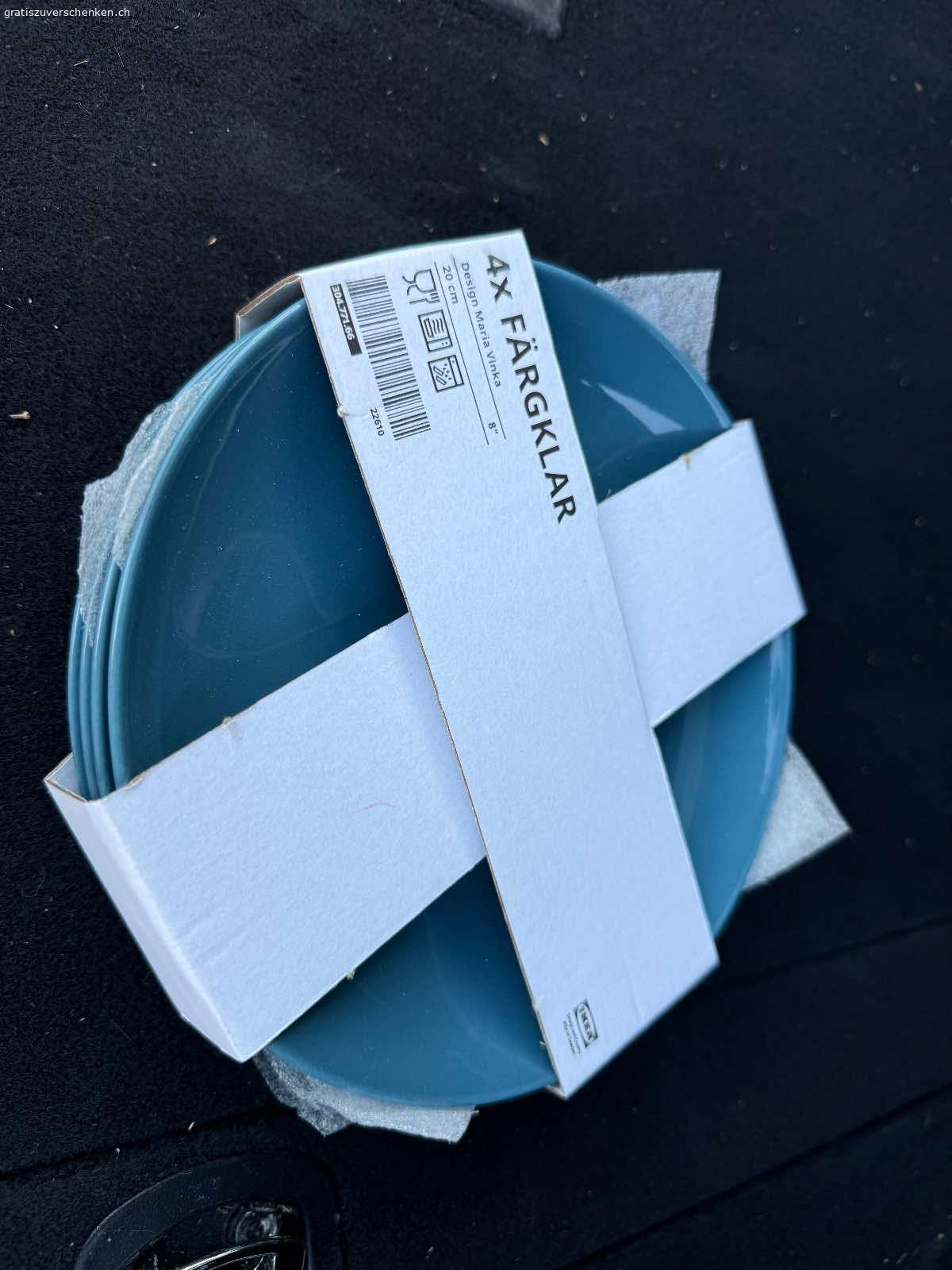 Ikea Geschirr Service originalverpackt / neu zu verschenken. Ikea Geschirr Service originalverpackt / neu zu verschenken 
Farbe blau

20 Teller gross 26cm
20 Teller klein  20cm
20 Suppen -/Pastateller 23 cm
20 Schalen 16cm
20 Schalen 12 cm
8 flache Schalen 18x30 cm
20 kleine flache Schalen 12x7cm blau mit braunem Rand
12 Tassen klein mit Unterteller
12 Tassen klein mit Unterteller