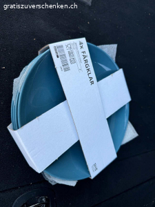 Ikea Geschirr Service originalverpackt / neu zu verschenken. Ikea Geschirr Service originalverpackt / neu zu verschenken 
Farbe blau

20 Teller gross 26cm
20 Teller klein  20cm
20 Suppen -/Pastateller 23 cm
20 Schalen 16cm
20 Schalen 12 cm
8 flache Schalen 18x30 cm
20 kleine flache Schalen 12x7cm blau mit braunem Rand
12 Tassen klein mit Unterteller
12 Tassen klein mit Unterteller