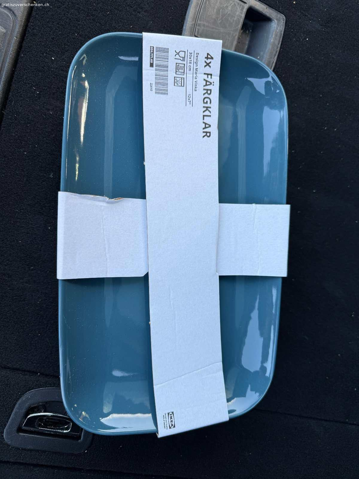 Ikea Geschirr Service originalverpackt / neu zu verschenken. Ikea Geschirr Service originalverpackt / neu zu verschenken 
Farbe blau

20 Teller gross 26cm
20 Teller klein  20cm
20 Suppen -/Pastateller 23 cm
20 Schalen 16cm
20 Schalen 12 cm
8 flache Schalen 18x30 cm
20 kleine flache Schalen 12x7cm blau mit braunem Rand
12 Tassen klein mit Unterteller
12 Tassen klein mit Unterteller