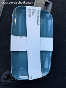 Ikea Geschirr Service originalverpackt / neu zu verschenken. Ikea Geschirr Service originalverpackt / neu zu verschenken 
Farbe blau

20 Teller gross 26cm
20 Teller klein  20cm
20 Suppen -/Pastateller 23 cm
20 Schalen 16cm
20 Schalen 12 cm
8 flache Schalen 18x30 cm
20 kleine flache Schalen 12x7cm blau mit braunem Rand
12 Tassen klein mit Unterteller
12 Tassen klein mit Unterteller