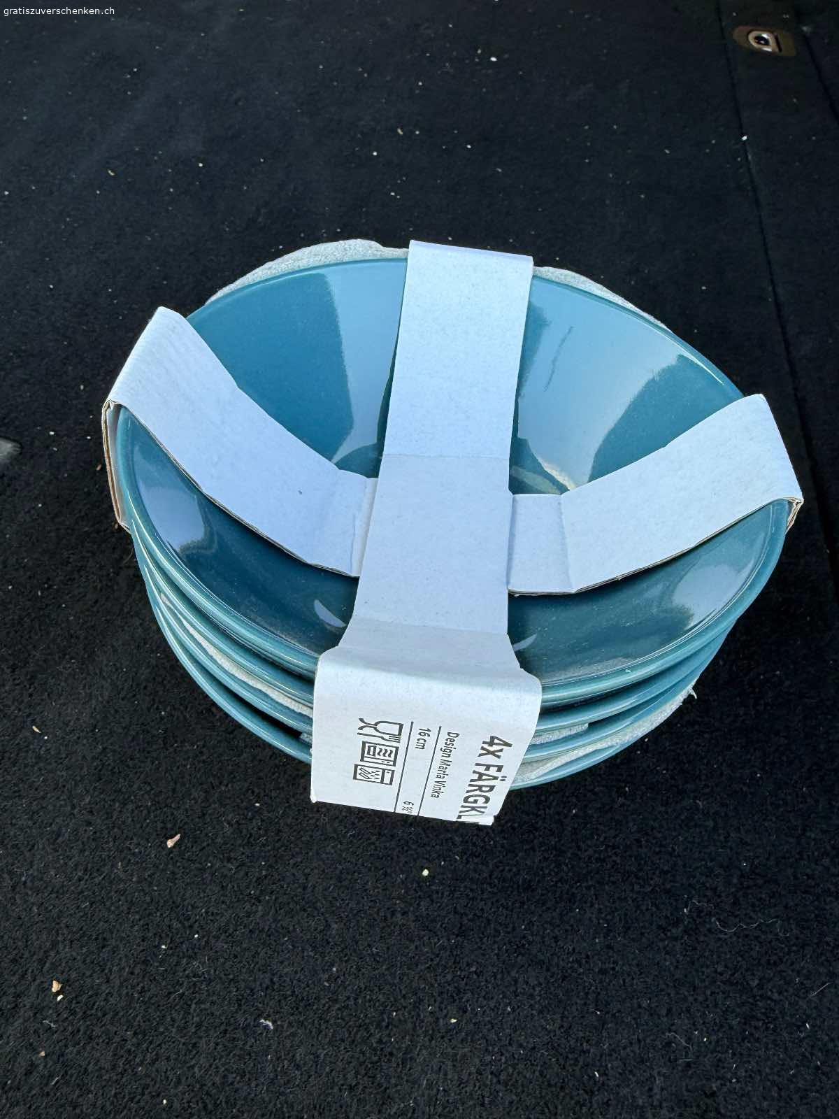 Ikea Geschirr Service originalverpackt / neu zu verschenken. Ikea Geschirr Service originalverpackt / neu zu verschenken 
Farbe blau

20 Teller gross 26cm
20 Teller klein  20cm
20 Suppen -/Pastateller 23 cm
20 Schalen 16cm
20 Schalen 12 cm
8 flache Schalen 18x30 cm
20 kleine flache Schalen 12x7cm blau mit braunem Rand
12 Tassen klein mit Unterteller
12 Tassen klein mit Unterteller