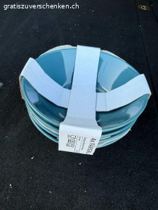 Ikea Geschirr Service originalverpackt / neu zu verschenken. Ikea Geschirr Service originalverpackt / neu zu verschenken 
Farbe blau

20 Teller gross 26cm
20 Teller klein  20cm
20 Suppen -/Pastateller 23 cm
20 Schalen 16cm
20 Schalen 12 cm
8 flache Schalen 18x30 cm
20 kleine flache Schalen 12x7cm blau mit braunem Rand
12 Tassen klein mit Unterteller
12 Tassen klein mit Unterteller