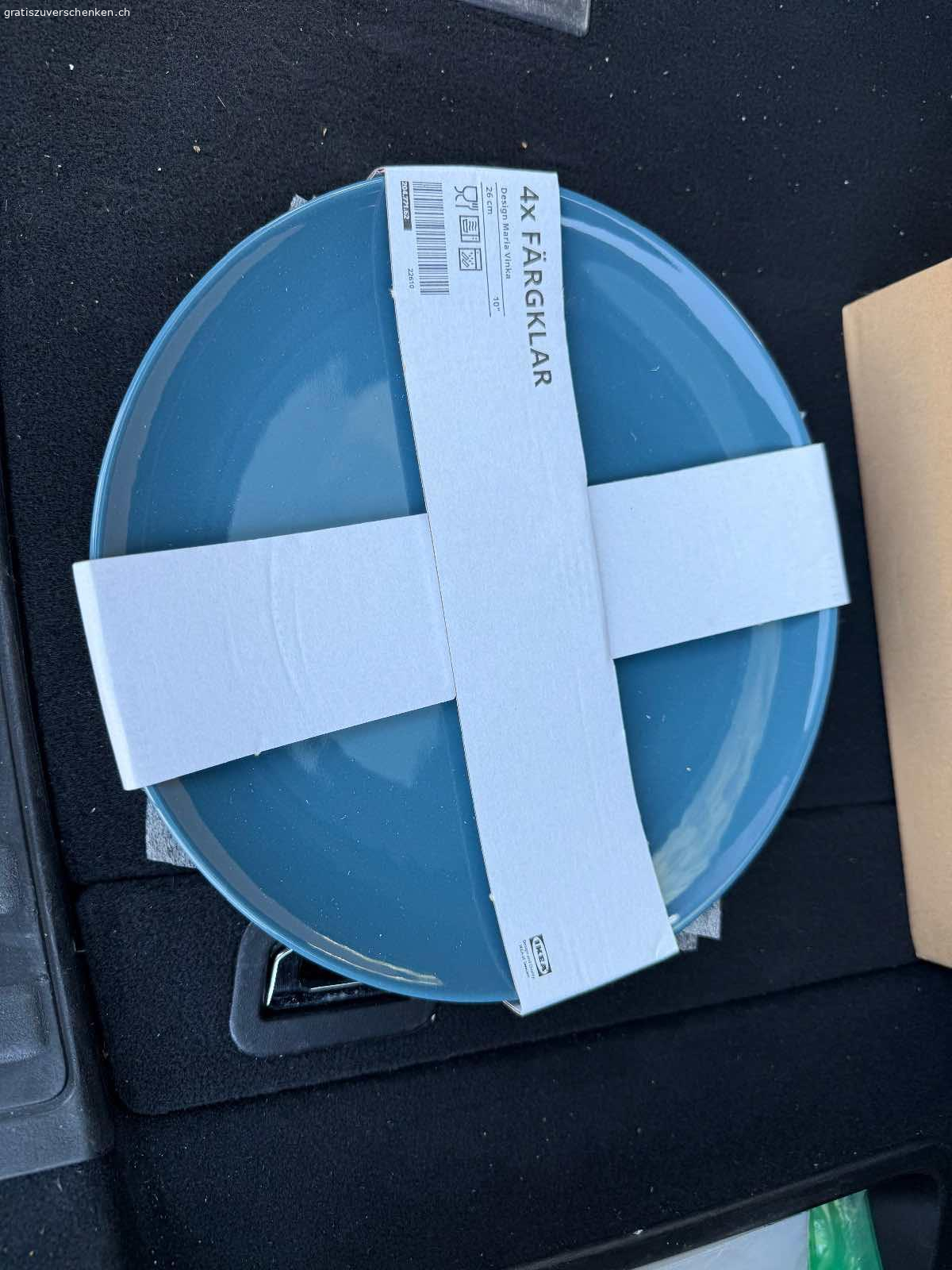 Ikea Geschirr Service originalverpackt / neu zu verschenken. Ikea Geschirr Service originalverpackt / neu zu verschenken 
Farbe blau

20 Teller gross 26cm
20 Teller klein  20cm
20 Suppen -/Pastateller 23 cm
20 Schalen 16cm
20 Schalen 12 cm
8 flache Schalen 18x30 cm
20 kleine flache Schalen 12x7cm blau mit braunem Rand
12 Tassen klein mit Unterteller
12 Tassen klein mit Unterteller