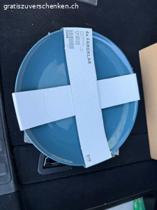 Ikea Geschirr Service originalverpackt / neu zu verschenken. Ikea Geschirr Service originalverpackt / neu zu verschenken 
Farbe blau

20 Teller gross 26cm
20 Teller klein  20cm
20 Suppen -/Pastateller 23 cm
20 Schalen 16cm
20 Schalen 12 cm
8 flache Schalen 18x30 cm
20 kleine flache Schalen 12x7cm blau mit braunem Rand
12 Tassen klein mit Unterteller
12 Tassen klein mit Unterteller