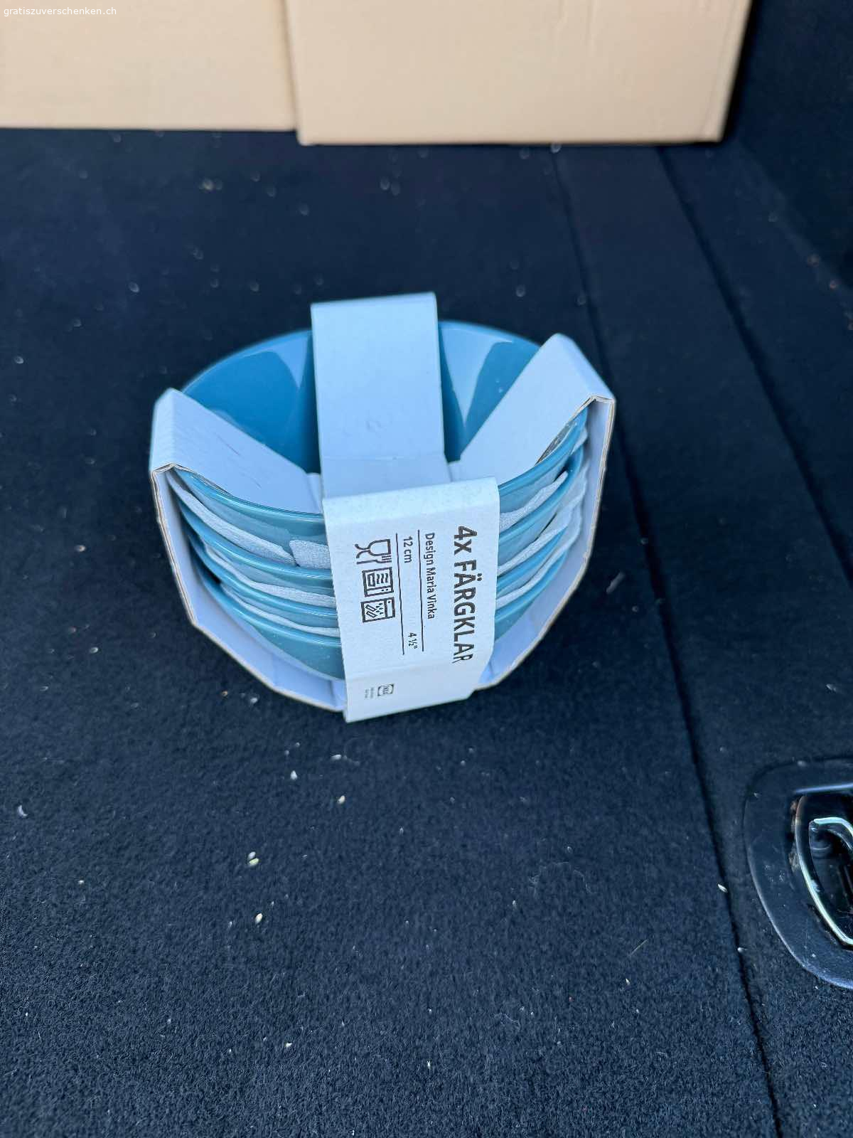 Ikea Geschirr Service originalverpackt / neu zu verschenken. Ikea Geschirr Service originalverpackt / neu zu verschenken 
Farbe blau

20 Teller gross 26cm
20 Teller klein  20cm
20 Suppen -/Pastateller 23 cm
20 Schalen 16cm
20 Schalen 12 cm
8 flache Schalen 18x30 cm
20 kleine flache Schalen 12x7cm blau mit braunem Rand
12 Tassen klein mit Unterteller
12 Tassen klein mit Unterteller