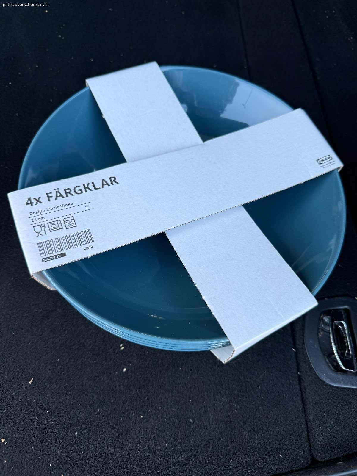 Ikea Geschirr Service originalverpackt / neu zu verschenken. Ikea Geschirr Service originalverpackt / neu zu verschenken 
Farbe blau

20 Teller gross 26cm
20 Teller klein  20cm
20 Suppen -/Pastateller 23 cm
20 Schalen 16cm
20 Schalen 12 cm
8 flache Schalen 18x30 cm
20 kleine flache Schalen 12x7cm blau mit braunem Rand
12 Tassen klein mit Unterteller
12 Tassen klein mit Unterteller