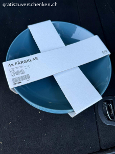 Ikea Geschirr Service originalverpackt / neu zu verschenken. Ikea Geschirr Service originalverpackt / neu zu verschenken 
Farbe blau

20 Teller gross 26cm
20 Teller klein  20cm
20 Suppen -/Pastateller 23 cm
20 Schalen 16cm
20 Schalen 12 cm
8 flache Schalen 18x30 cm
20 kleine flache Schalen 12x7cm blau mit braunem Rand
12 Tassen klein mit Unterteller
12 Tassen klein mit Unterteller