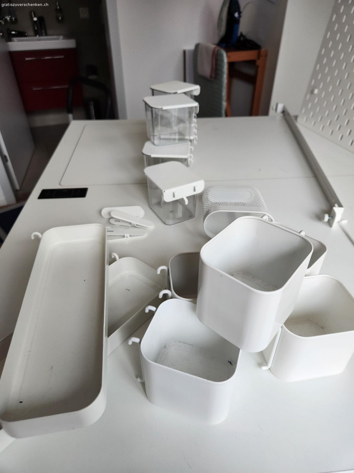 Ikea Lochplatte Organizer. 2 Lochplatten von Ikea mit Zubehör gemäss Foto.
Kleine Platte: 56 x 35 cm
grosse Platte: 56 x 75 cm

Werde es nicht verschicken