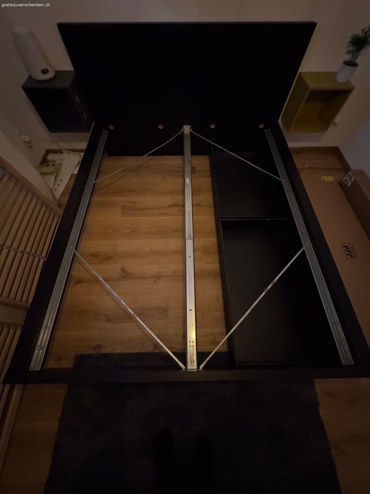 Ikea Malm Bett (160cm Breit). Teil des Inserats ist lediglich der Bettrahmen inkl 2 Schubladen.

Ich vergebe mein Ikea Bett. Ich benötige es nicht mehr, nach ca 10 Jahre. Wie auf einem Bild zu sehen hat es wenige Gebrauchsspuren.