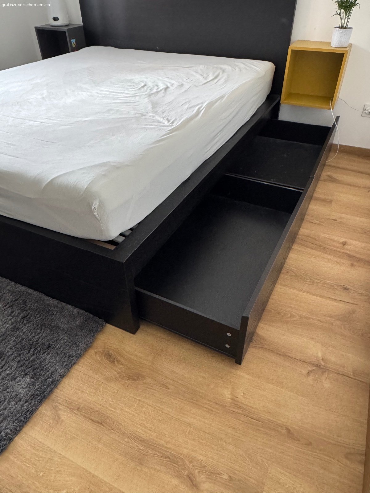 Ikea Malm Bett (160cm Breit). Teil des Inserats ist lediglich der Bettrahmen inkl 2 Schubladen.

Ich vergebe mein Ikea Bett. Ich benötige es nicht mehr, nach ca 10 Jahre. Wie auf einem Bild zu sehen hat es wenige Gebrauchsspuren.
