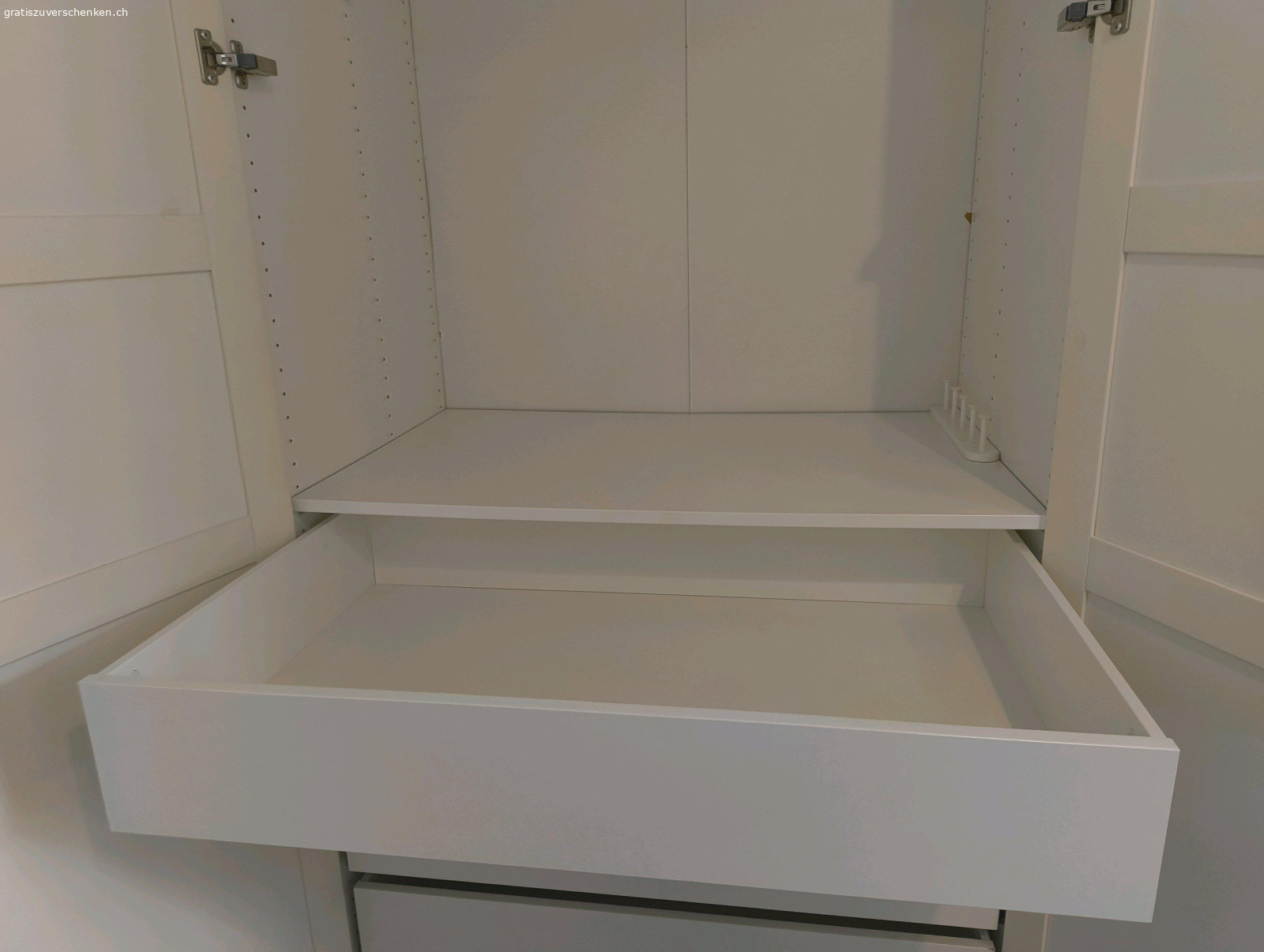 Reserviert: Ikea Pax Schrank. Pax Schrank zu verschenken. Abholung Nähe Milchbuck. muss bis Anfang März abgeholt werden. Bereits abgebaut.