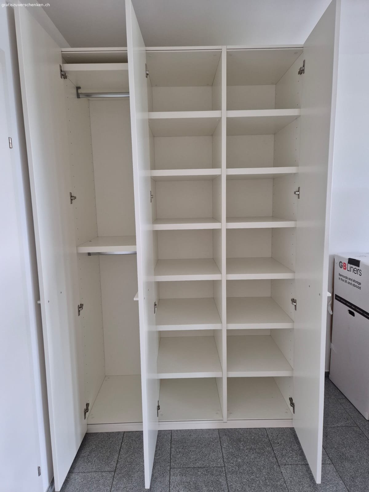 IKEA Schrank in gutem Zustand. Ein IKEA Schrank in sehr gutem Zustand sucht ein neues zu Hause:

- Farbe: weiss
- 61cm (Tiefe) x 140cm (Breite) x 230cm (Hoehe)

Sie muessten den Schrank abbauen und danach abtransportieren. Schrank befindet sich im 1. Stock, Lift und Parkmoeglichkeit vorhanden. Wir haetten den Schrank gerne frueher als spaeter aus dem Haus. Bei Interesse bitte melden, mit Angabe wann sie vorbeikommen koennten, idealer Weise bereits dieses Wochenende oder Montag.