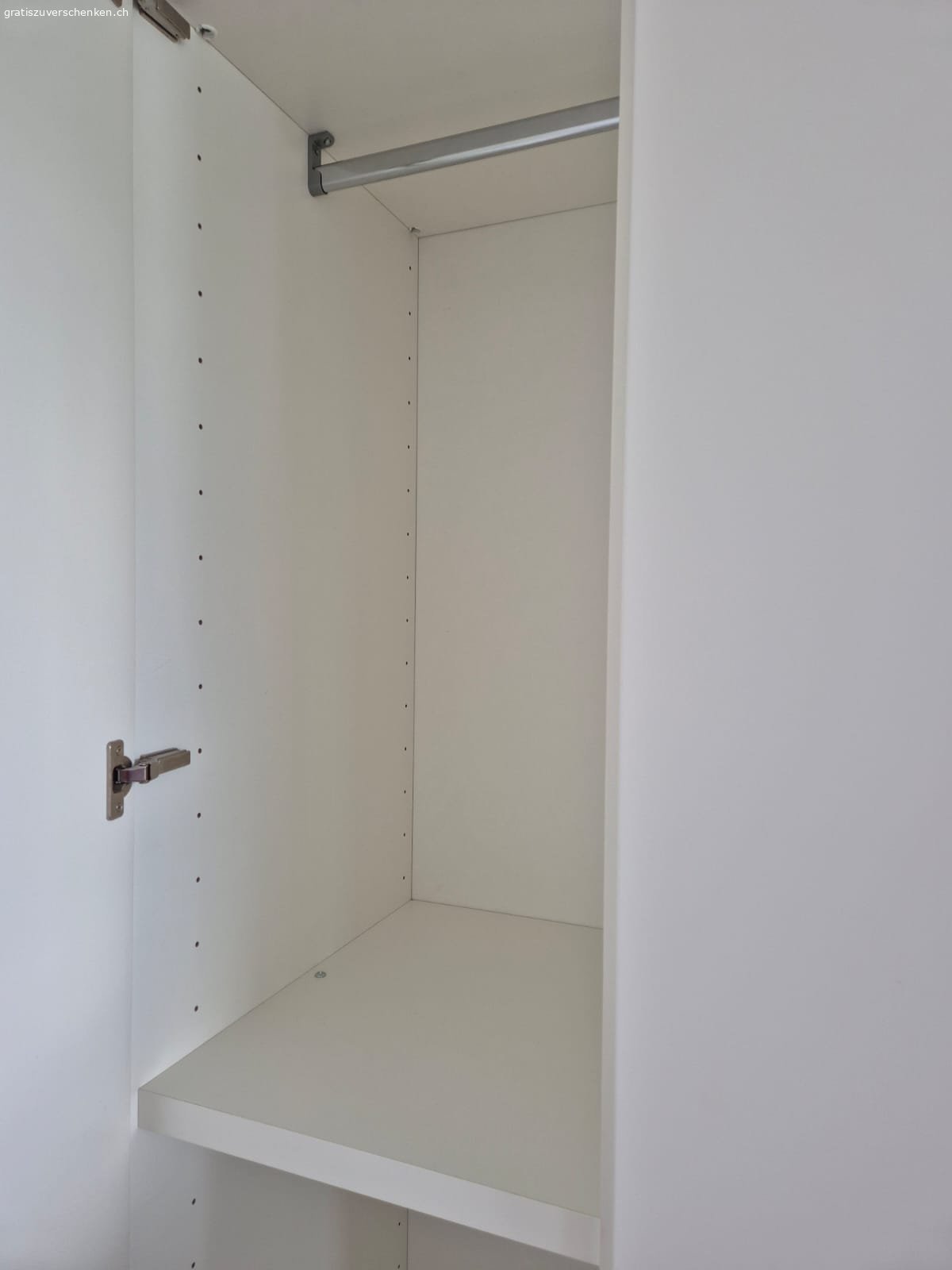 IKEA Schrank in gutem Zustand. Ein IKEA Schrank in sehr gutem Zustand sucht ein neues zu Hause:

- Farbe: weiss
- 61cm (Tiefe) x 140cm (Breite) x 230cm (Hoehe)

Sie muessten den Schrank abbauen und danach abtransportieren. Schrank befindet sich im 1. Stock, Lift und Parkmoeglichkeit vorhanden. Wir haetten den Schrank gerne frueher als spaeter aus dem Haus. Bei Interesse bitte melden, mit Angabe wann sie vorbeikommen koennten, idealer Weise bereits dieses Wochenende oder Montag.