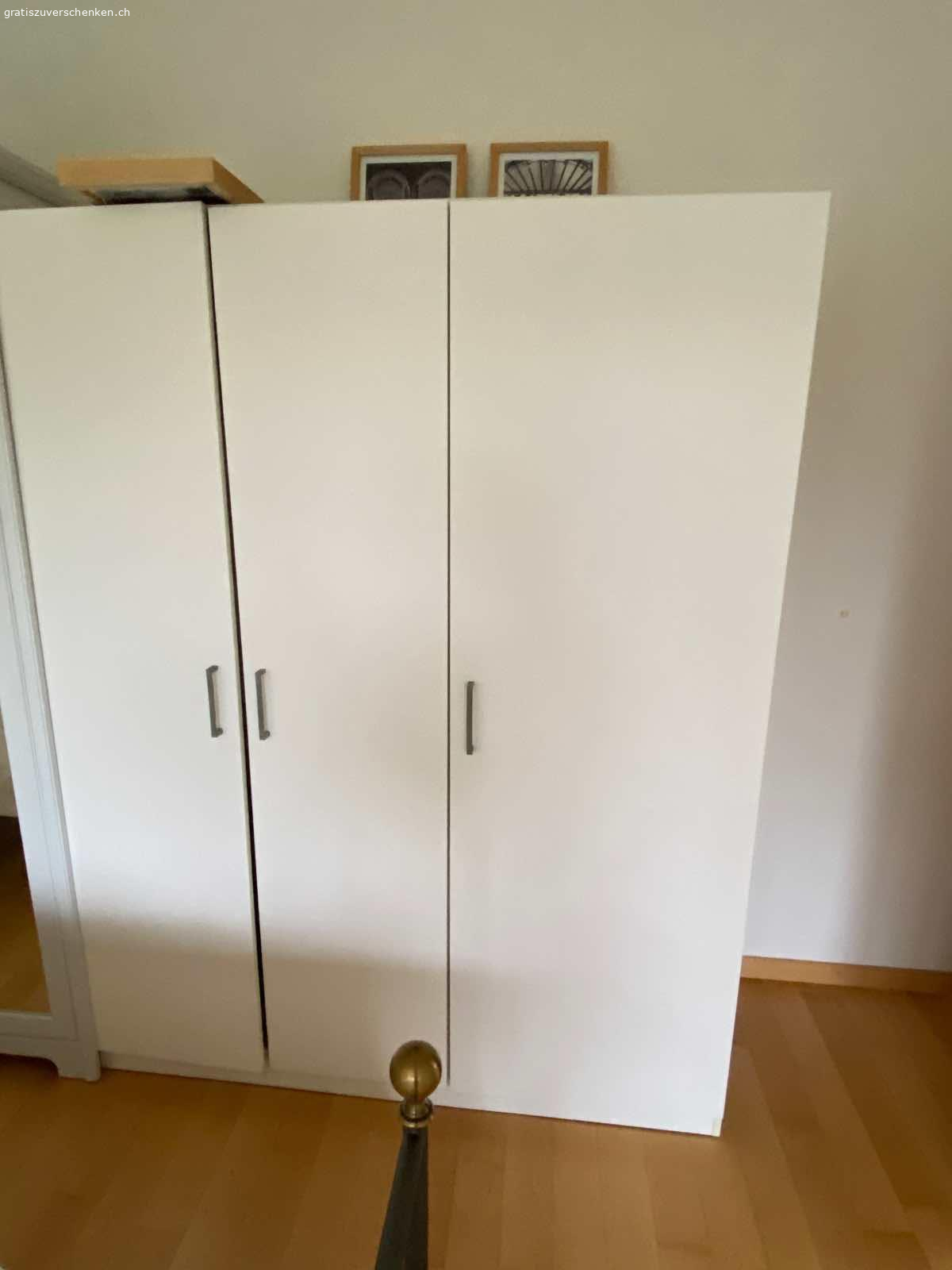 Ikea Schrank. Selber abzubauen und Transport
180 cm hoch
50 cm breit
140 cm lang