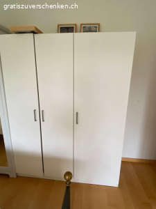 Ikea Schrank. Selber abzubauen und Transport
180 cm hoch
50 cm breit
140 cm lang