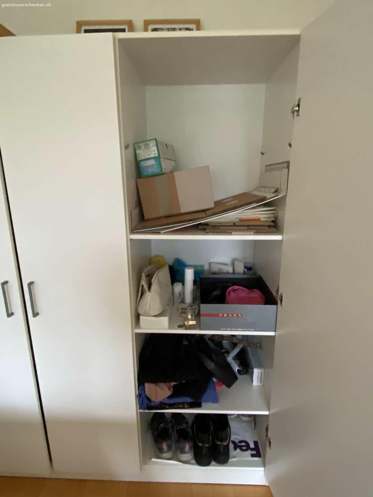 Ikea Schrank. Selber abzubauen und Transport
180 cm hoch
50 cm breit
140 cm lang