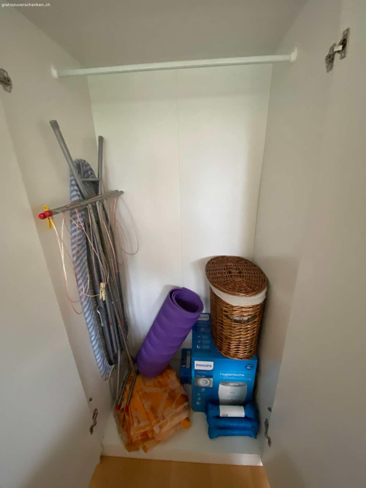 Ikea Schrank. Selber abzubauen und Transport
180 cm hoch
50 cm breit
140 cm lang