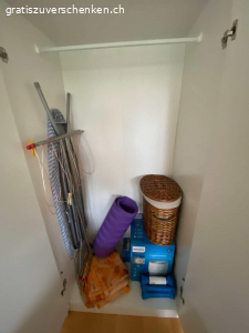 Ikea Schrank. Selber abzubauen und Transport
180 cm hoch
50 cm breit
140 cm lang