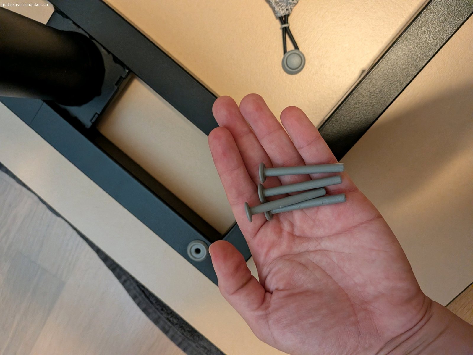 IKEA Schreibtisch, dunkelbraun. Haben uns einen neuen Schreibtisch gekauft und benötigen den alten deshalb nicht mehr. Der Schreibtisch ist in einem guten Zustand und alle Befestigungen vorhanden. Unten auch mit Netz für Kabel. Der Tisch ist in Einzelteile zerlegt, einfache Montage
Abholung in Alpnach