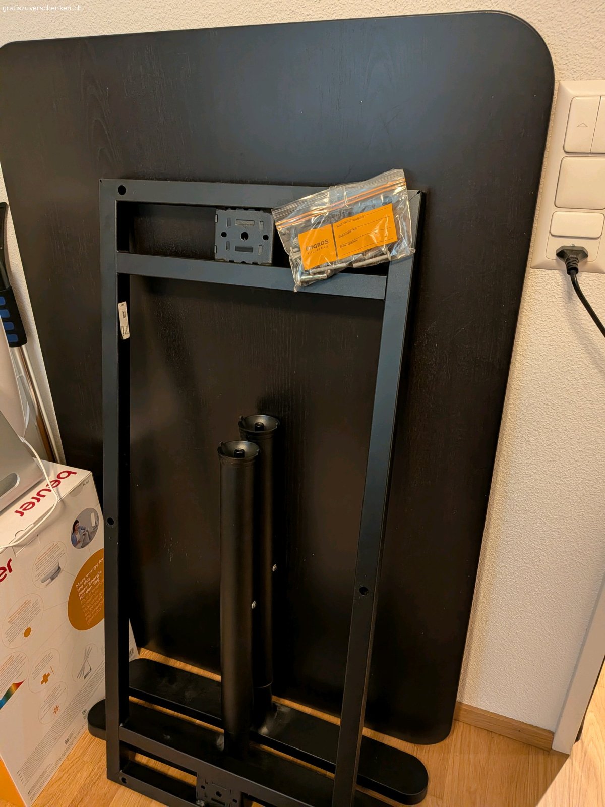 IKEA Schreibtisch, dunkelbraun. Haben uns einen neuen Schreibtisch gekauft und benötigen den alten deshalb nicht mehr. Der Schreibtisch ist in einem guten Zustand und alle Befestigungen vorhanden. Unten auch mit Netz für Kabel. Der Tisch ist in Einzelteile zerlegt, einfache Montage
Abholung in Alpnach