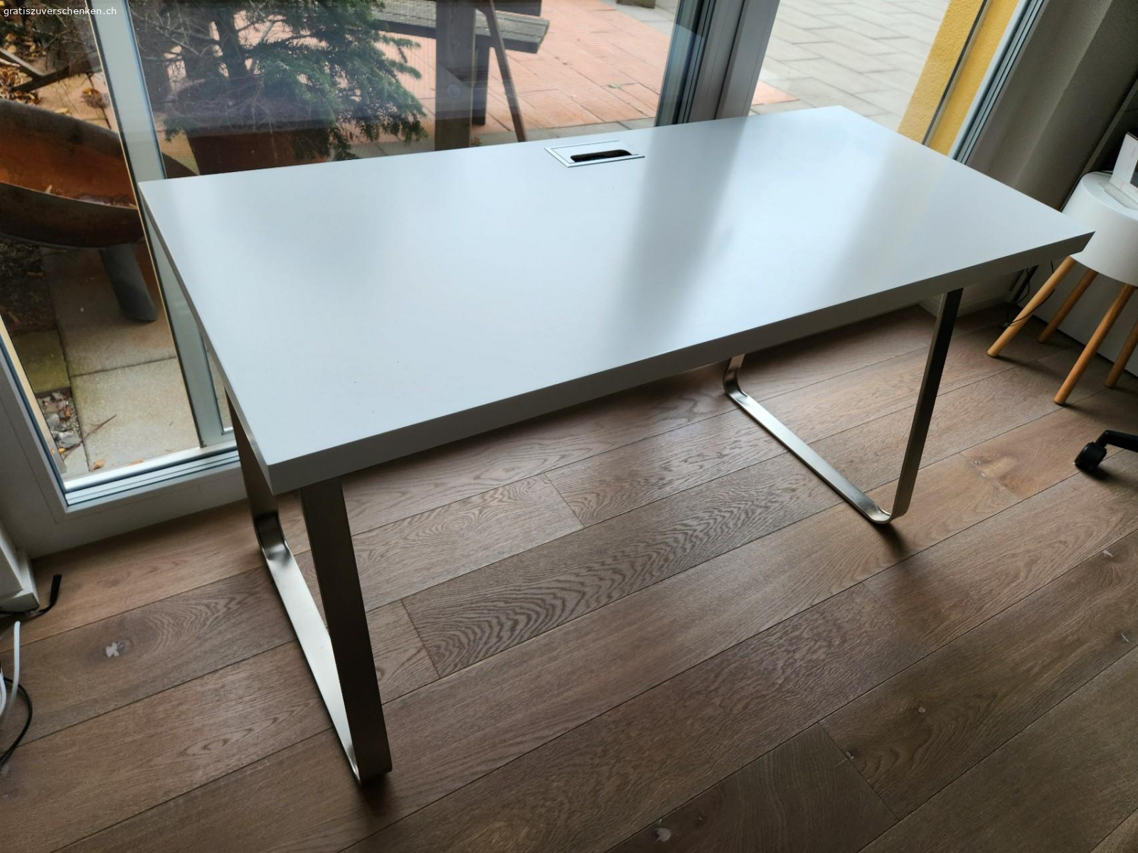 Ikea Schreibtisch. Ikea Schreibtisch 
gemäss Foto.

Höhe: 75
L x B : 140 x 60