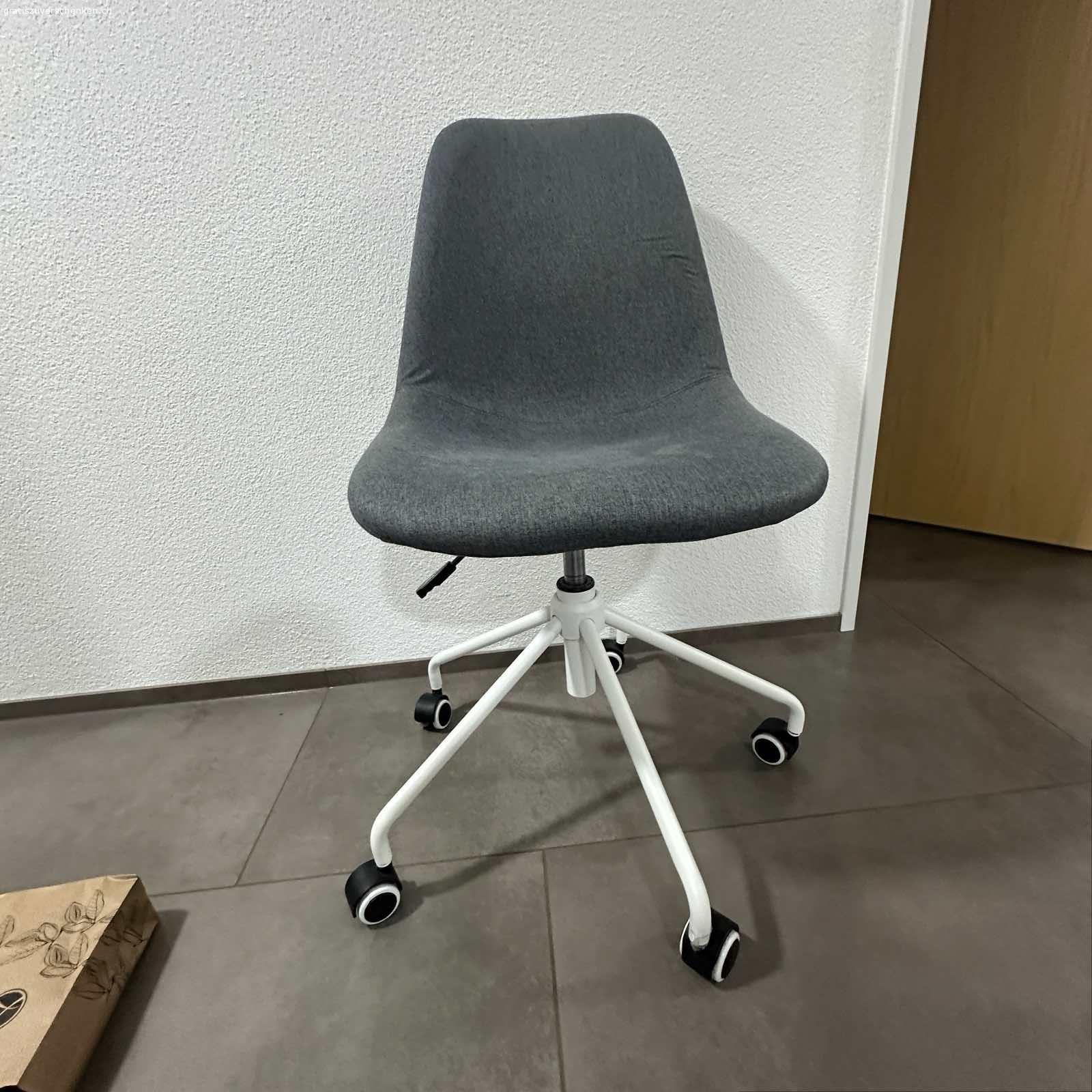 Ikea Schreibtischstuhl mit Rollen. Ohne Löcher und Flecken, leider halten 2 Rollen nicht mehr richtig.