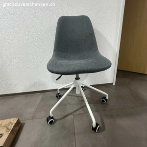 Ikea Schreibtischstuhl mit Rollen. Ohne Löcher und Flecken, leider halten 2 Rollen nicht mehr richtig.
