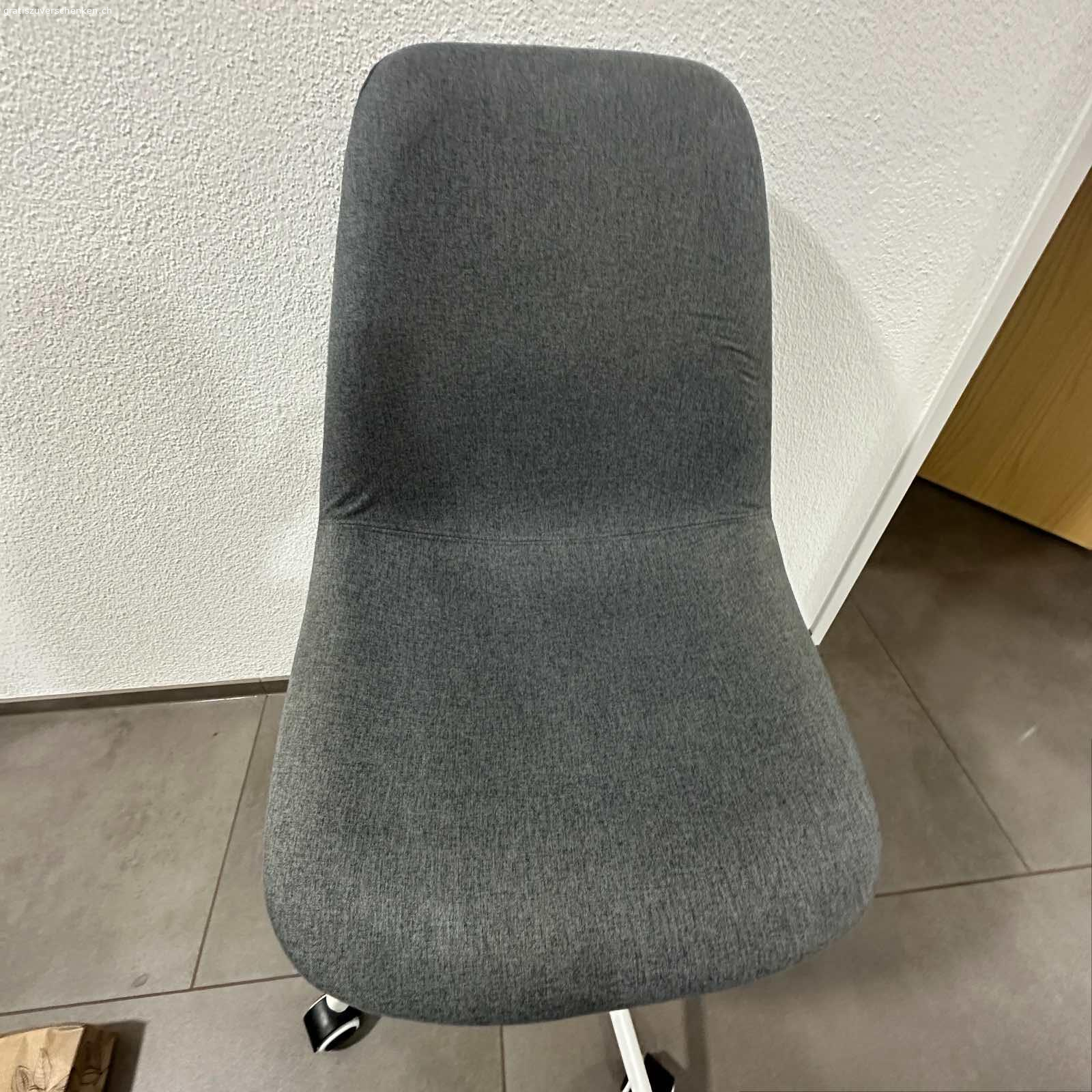 Ikea Schreibtischstuhl mit Rollen. Ohne Löcher und Flecken, leider halten 2 Rollen nicht mehr richtig.