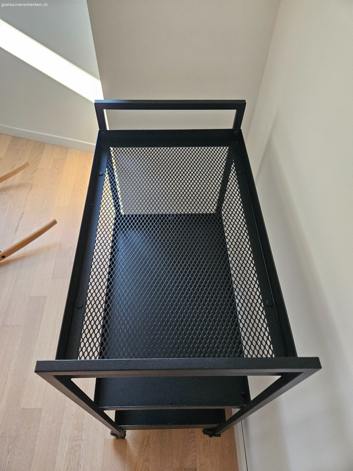 IKEA-Servierwagen gratis abzugeben. Servierwagen / Barwagen von Ikea (Modell NISSAFORS) abzugeben. 

Masse ca. 50.5x30x83 cm

Abzuholen in 8008 Zürich.