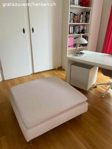 IKEA SÖDERHAMN Hocker. Im Seefeld in ZH abzuholen. Der Hocker ist cremfarben, d.h. weiss mit einem Stich ins Aprikosenfarbige. Er hat schöne silberne Füsse aus Aluminium. Der Bezug kann abgezogen und gewaschen werden.