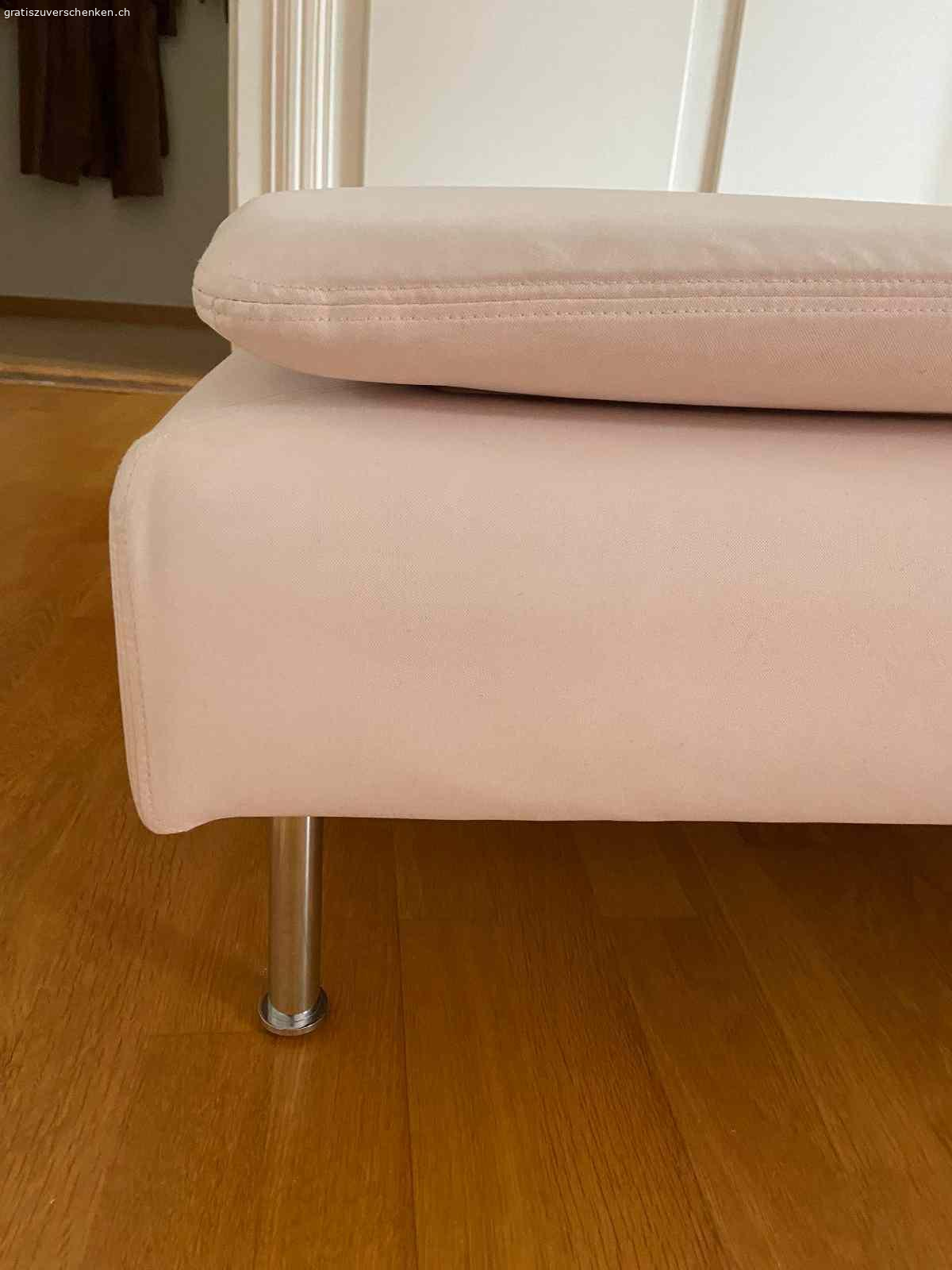 IKEA SÖDERHAMN Hocker. Im Seefeld in ZH abzuholen. Der Hocker ist cremfarben, d.h. weiss mit einem Stich ins Aprikosenfarbige. Er hat schöne silberne Füsse aus Aluminium. Der Bezug kann abgezogen und gewaschen werden.