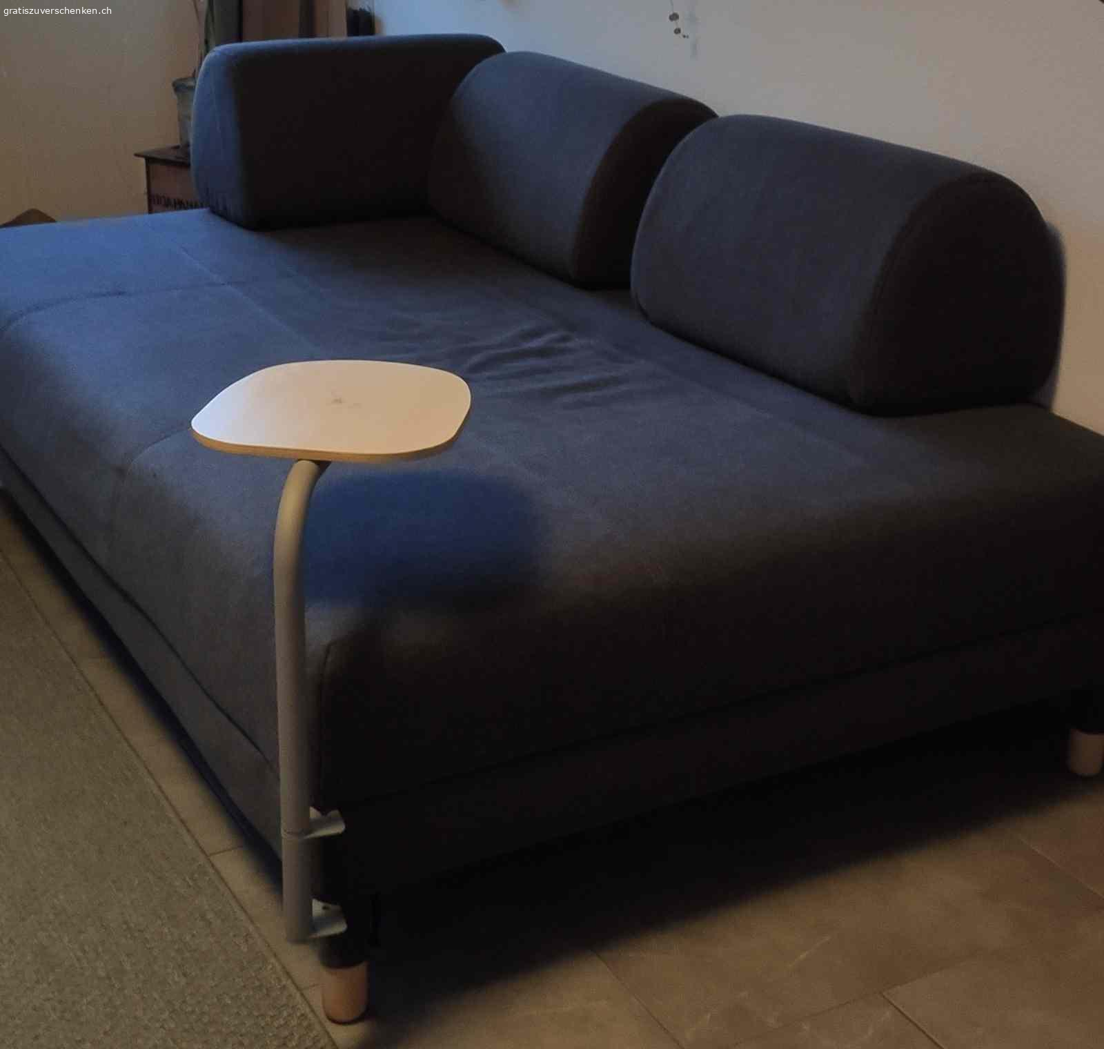 Ikea Sofa. Guterhaltenes sauberes Sofa zu verschenken inklusive grüner Überzug und drei grüne Kissen