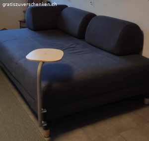 Ikea Sofa. Guterhaltenes sauberes Sofa zu verschenken inklusive grüner Überzug und drei grüne Kissen