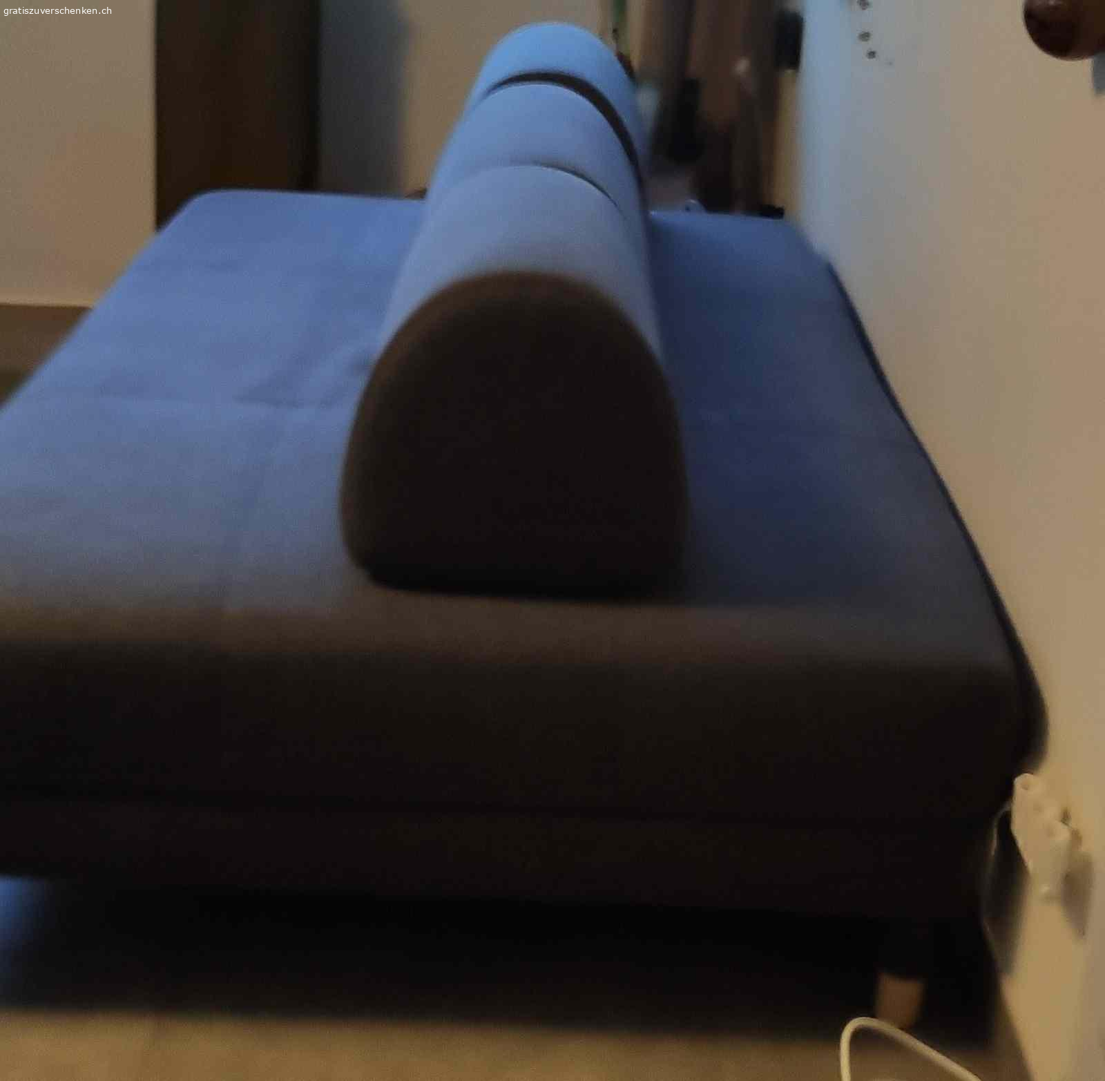 Ikea Sofa. Guterhaltenes sauberes Sofa zu verschenken inklusive grüner Überzug und drei grüne Kissen