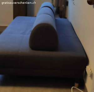 Ikea Sofa. Guterhaltenes sauberes Sofa zu verschenken inklusive grüner Überzug und drei grüne Kissen