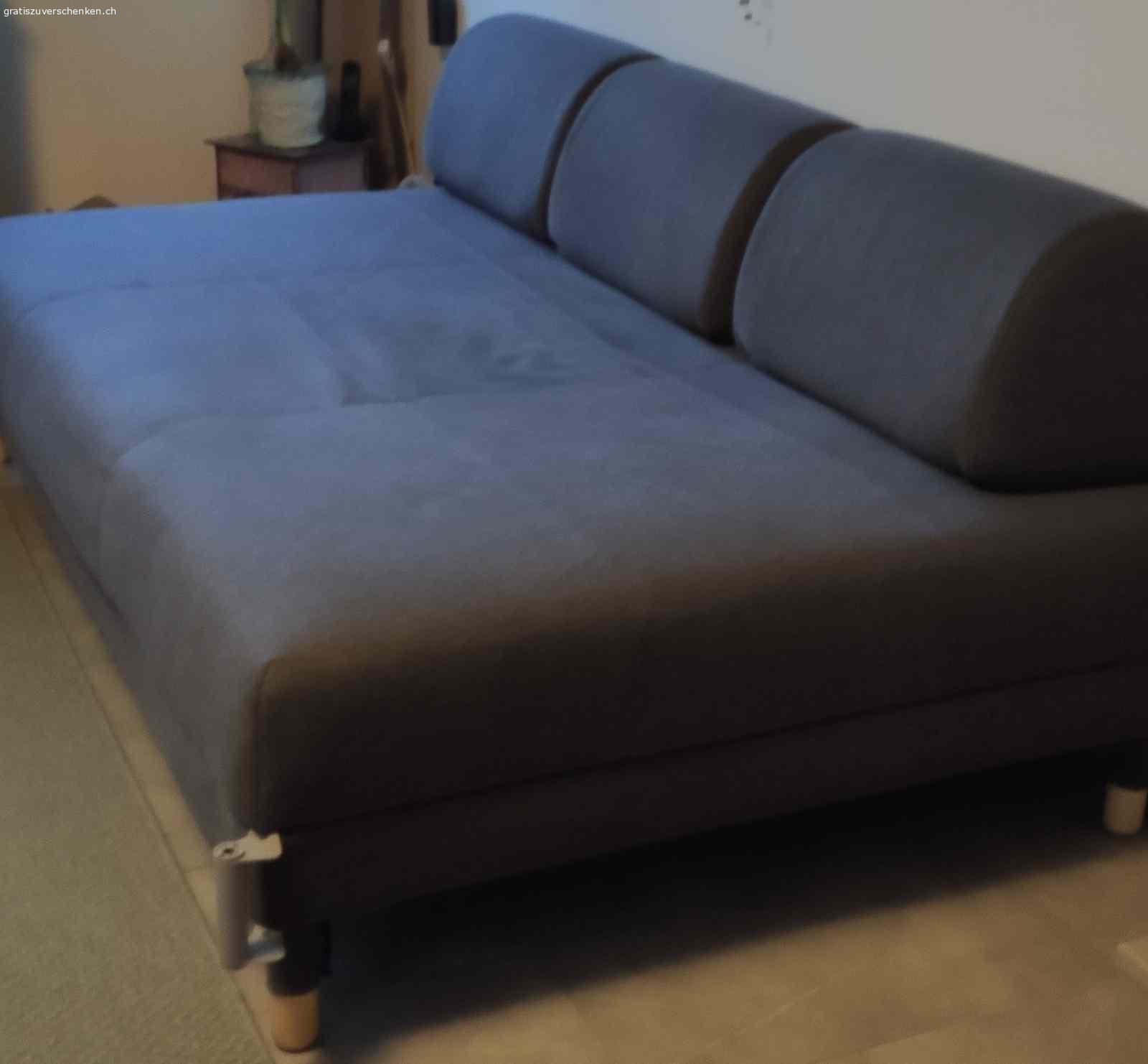 Ikea Sofa. Guterhaltenes sauberes Sofa zu verschenken inklusive grüner Überzug und drei grüne Kissen