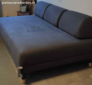 Ikea Sofa. Guterhaltenes sauberes Sofa zu verschenken inklusive grüner Überzug und drei grüne Kissen