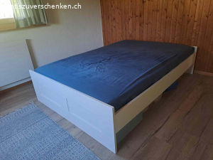 Ikeabett weiss. Ikeabett,  205x145x47cm
an Selbstabholer
Auf Wunsch mit Matratze (140cm)