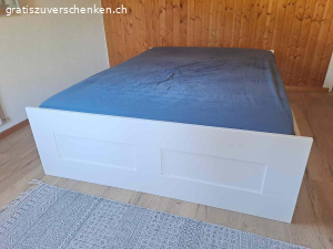 Ikeabett weiss. Ikeabett,  205x145x47cm
an Selbstabholer
Auf Wunsch mit Matratze (140cm)