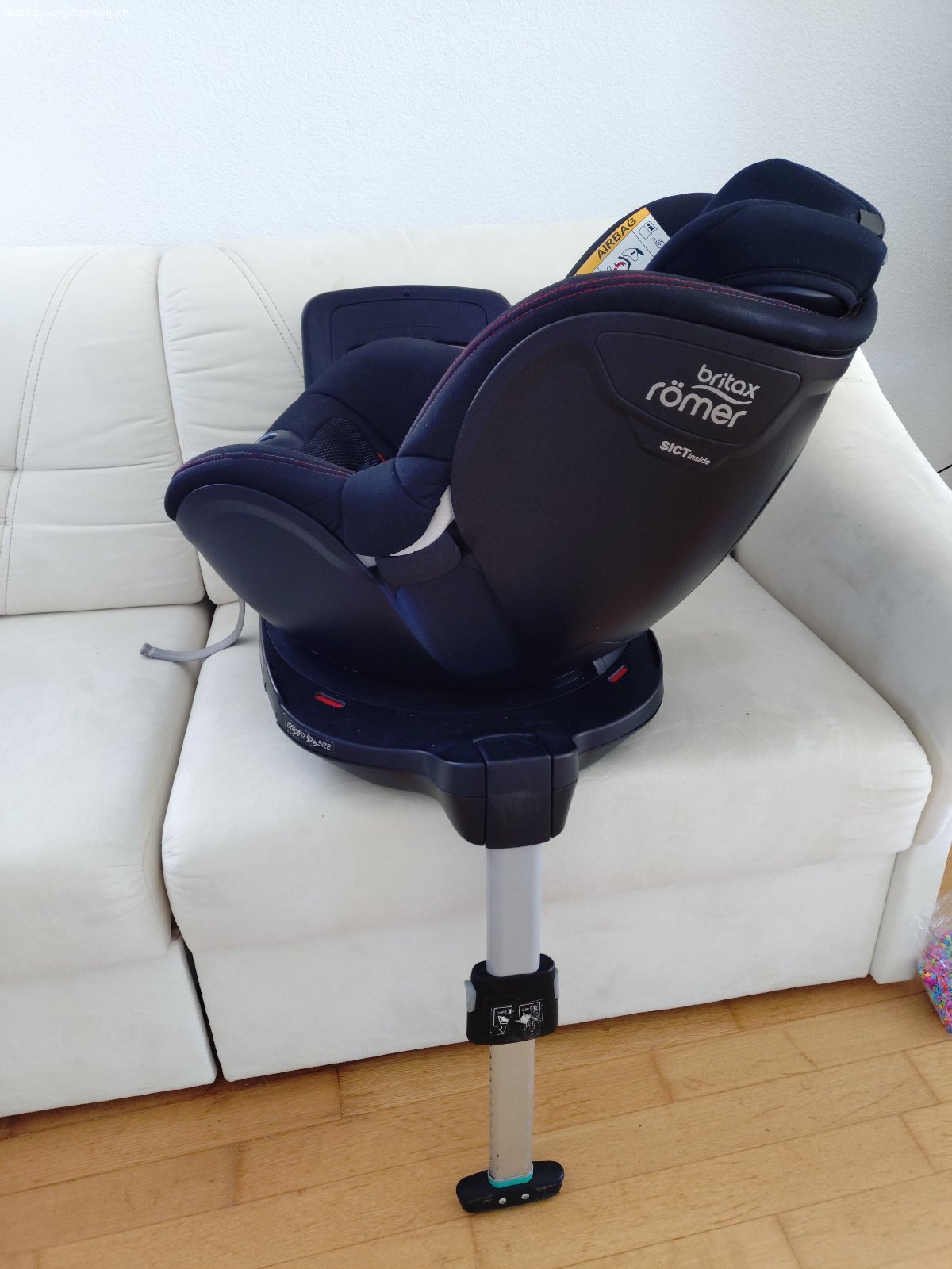 Isofix-Kindersitz bis 18 kg. Römer Kindersitz, ca. 5 Jahre alt.
61 bis 105 cm bzw. bis 18 kg.
Vorwärts- und Rückwärtsfahrt (bis 15 Monate empfohlen) möglich.
Mit Schlafposition.