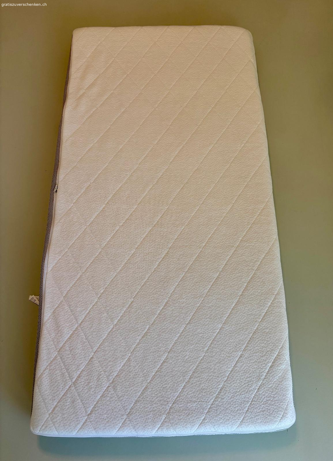 JULIUS ZÖLLNER Matratze Dr. Lübbe Air premium 70 x 140 cm. Der Aufbau mit 3 Schichten aus hochwertigem Kaltschaum unterstützt die Wirbelsäule optimal.
Zeichnet sich durch einen Schaumkern aus, der eine weiche Babyseite und stabile Kleinkindseite mit horizontalen und vertikalen Luftkanälen besitzt.
Verfügt über eine trittfeste Längskante.
Bezug bis zu 60 °C waschbar und trocknergeeignet.
Für Allergiker geeignet.
Zertifiziert nach Öko-Tex Standard 100.
Tierfreier Nichtraucherhaushalt und immer mit Schoner genutzt.