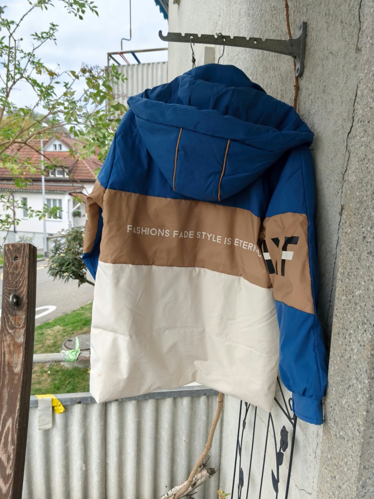 Jungenjacke gr. 152-158. Die Winterjacke geht über den Po und ist mit Daunen gefüllt. So ist das Kind super warm eingepackt. Sie hat leider hinten unten 2 kleine Flecken die ich nicht raus bekomme, aber man sieht sie fast nicht. 
Kann abgeholt werden oder für 8 Fr. versendet.